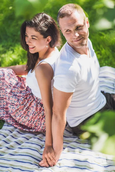 Vertical top view of a attractive couple in love sitting on a pi — Stock Photo, Image