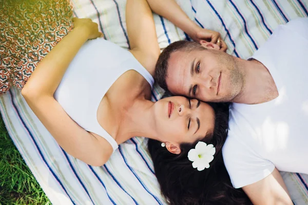 Horizontal beautiful top view of a couple in love lying on a pic — Stock Photo, Image