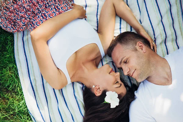 Horizontal beautiful top view of a couple in love lying on a pic — Stock Photo, Image