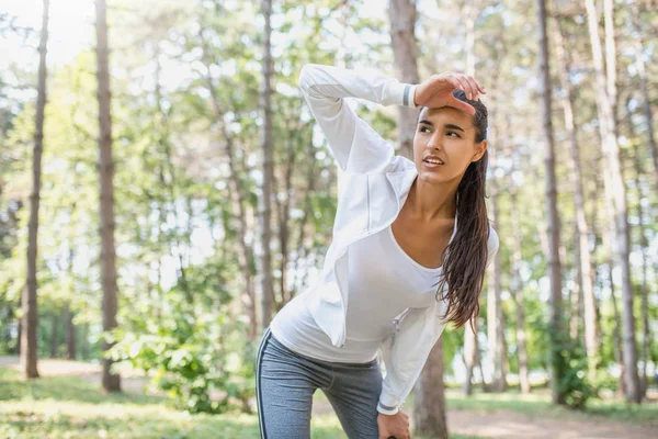 Bella donna caucasica sportiva bruna femminile rilassarsi dopo la corsa — Foto Stock