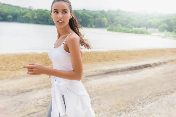 Retrato de hermosa morena corredora femenina en el parque de la ciudad y la — Foto de Stock