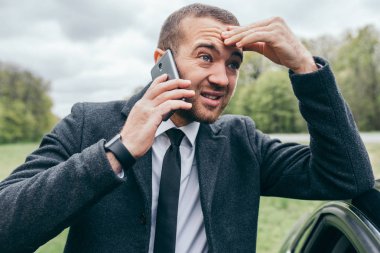 Açık havada mobil gadget'ı kullanma yakışıklı genç kentsel Avrupa bir işçi. İş arama sohbet ediyoruz, akıllı telefonda konuşurken, ciddi bir endişe görünüm sahip trendy görünümlü girişimci. 