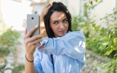 Çok şık beyaz bir kadın açık atış saçlarını kendi kendine portre için poz düzenleyin. Seçici odak. Yaşam tarzı ve insanlar kavramı.