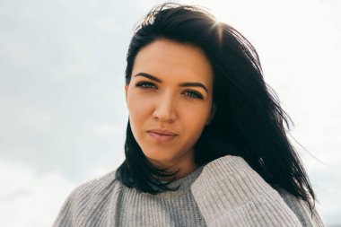 Rüya gibi çekici genç kadın neşeli ve kaygısız güneşli güzel gülümseme ile olan yakın çekim yatay portresi. Sağlıklı açık havada yaşam tarzı kavramı. Kapak fikir ruh hali.