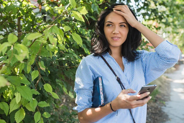 Stijlvolle Kaukasische vrouw met behulp van online communicatie met gratis draadloos internet connectionon haar web-enabled slimme telefoon om te navigeren van gps. Lifestyle, business en mensen concept. — Stockfoto