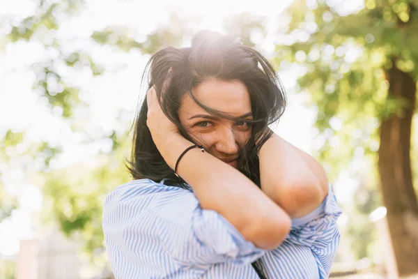 Retrato de menina bonita vestida com roupas da moda sorrindo amplamente, desfrutando de bom tempo enquanto relaxa ao ar livre no dia ensolarado. Pessoas e estilo de vida. Juventude, diversão e felicidade conceito — Fotografia de Stock