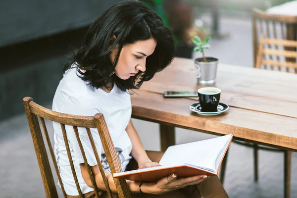 Teras kafede oturan, kahve içme ve mola süresi kitap okuma çekici beyaz yan görünüm. İnsanlar, iş ve yaşam tarzı kavramı. — Stok fotoğraf