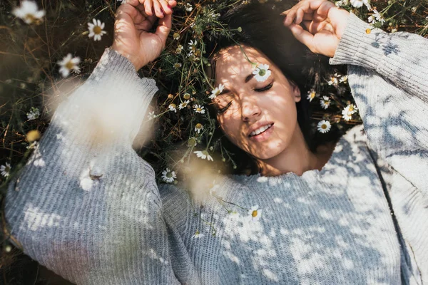 Close-up horizontal portrait of an attractive Caucasian woman smile and feel free and dream on meadow with copy space. Beautiful brunette young girl outdoors enjoying nature. Cover idea mood — Stock Photo, Image