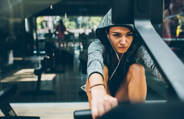 Caucasian fit brunette woman is doing exercises for legs in the gym, sporty woman exercising with barbell in the gym. Fitness, bodybuilding, people, healthy lifestyle and sport concept. Copy space. — Stock Photo, Image