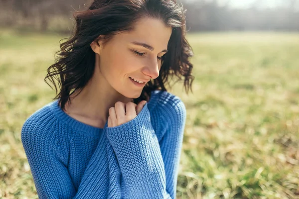 Feliz sorriso sonhador fêmea com os olhos fechados com as mãos no pescoço. Retrato de atraente morena branca jovem mulher sorrir com cabelo ventoso fora na primavera, verão no parque. Conceito de cobertura de estilo de vida . — Fotografia de Stock