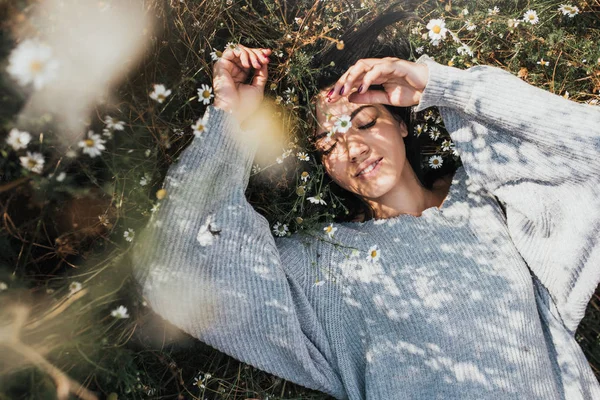 매력적인 백인 여자의 가로 세로 미소 하 고 자유롭게 복사 공간으로 풀밭에 꿈. 아름 다운 갈색 머리 젊은 소녀 야외에서 즐기는 자연. 커버 아이디어 무 로열티 프리 스톡 이미지