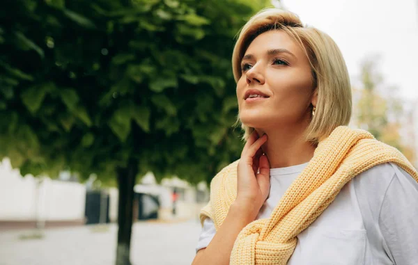 Outdoor close-up portret van vrolijke blonde jonge vrouw dragen casual outfit poseren op de straat van de stad. Mooie studente vrouw wandelen op straat. — Stockfoto