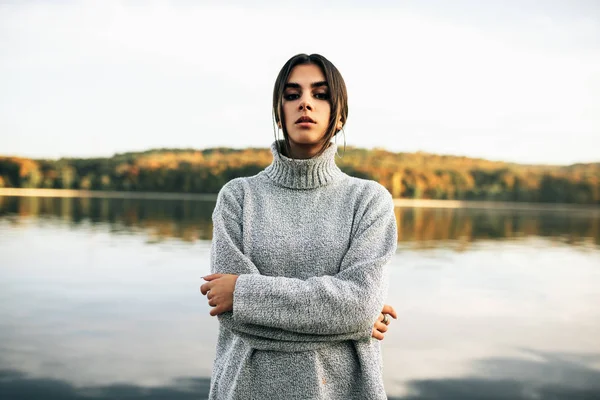 Portrait Beautiful Young Woman Looking Directly Camera Wearing Grey Sweater — Stock Photo, Image