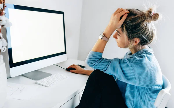 Jovem Empresária Freelancer Usando Computador Desktop Escritório Loira Fêmea Sentar — Fotografia de Stock