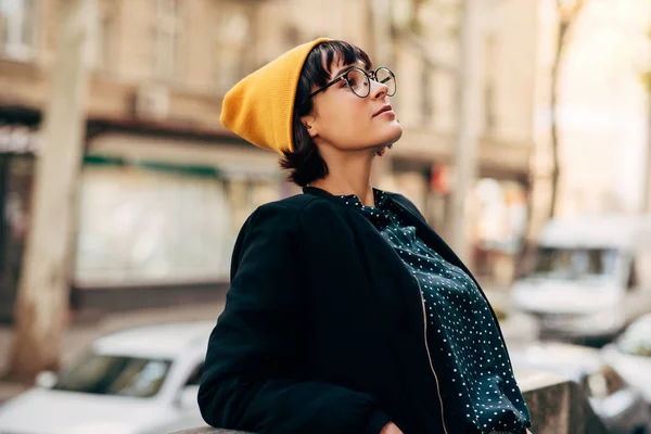 Mulher Bonita Usando Chapéu Amarelo Camisa Verde Com Pontos Brancos — Fotografia de Stock