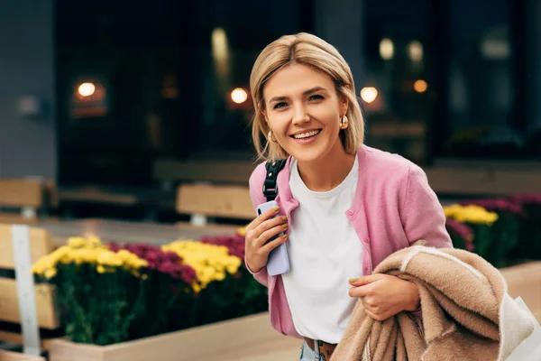 Gledelig Blond Kvinne Hvit Skjorte Rosa Jakke Smilende Gående Byens – stockfoto