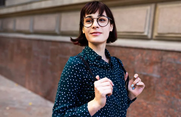 Jovem Mulher Vestindo Óculos Transparentes Com Mochila Indo Para Escritório — Fotografia de Stock