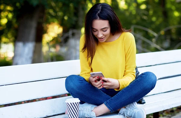 Uma Menina Feliz Segura Nas Mãos Smartphone Durante Compra Vendas — Fotografia de Stock