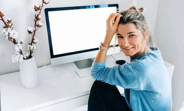 Sorrindo Jovem Empresária Freelance Usando Desktop Escritório Fêmea Loira Fica — Fotografia de Stock