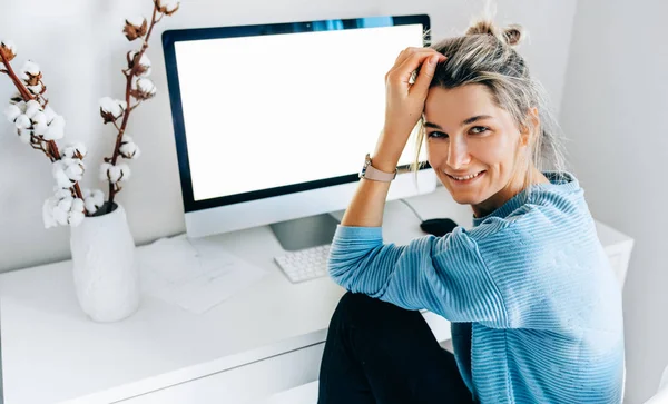Uśmiechnięta Młoda Niezależna Bizneswoman Używająca Komputera Stacjonarnego Biurze Blondynka Siedzi Zdjęcia Stockowe bez tantiem