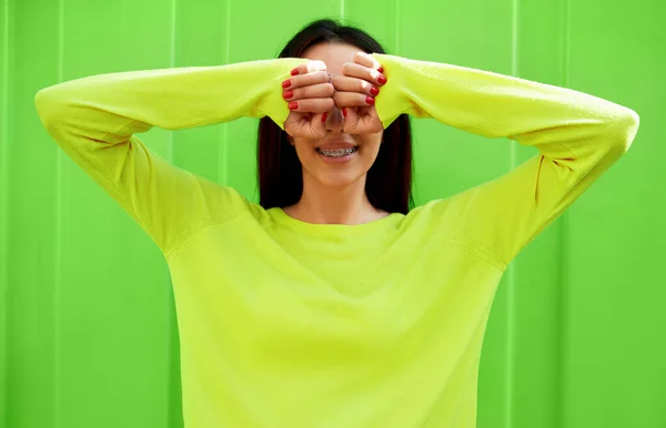 Портрет Дівчини Підлітка Прикриває Очі Обома Руками Зеленій Сорочці Довгими — стокове фото