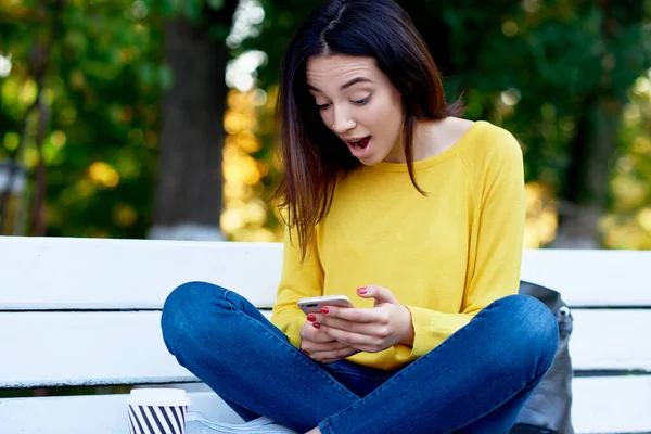 Menina Surpreendente Segura Nas Mãos Smartphone Durante Compra Vendas Uma — Fotografia de Stock