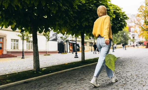 Visão Traseira Imagem Bela Jovem Loira Tem Folha Verde Mão — Fotografia de Stock