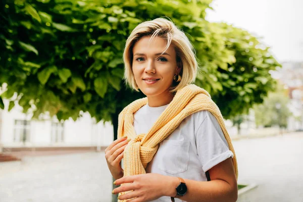 Aantrekkelijke Jonge Vrouw Een Casual Outfit Kijkend Naar Camera Glimlachend — Stockfoto