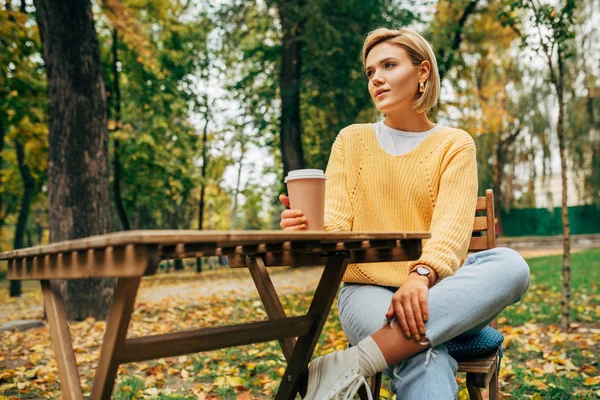 Uma Jovem Bonita Beber Café Cafetaria Terraço Parque Mulher Loira — Fotografia de Stock