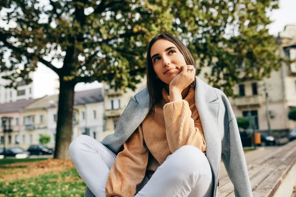 Imagem Livre Bela Jovem Mulher Sorrindo Olhando Para Céu Tem — Fotografia de Stock