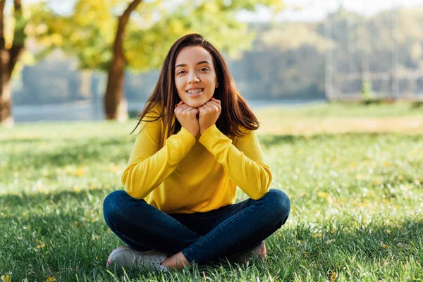 Досить Щаслива Молода Дівчина Підліток Посміхається Відпочиває Вулиці Зеленому Парку — стокове фото
