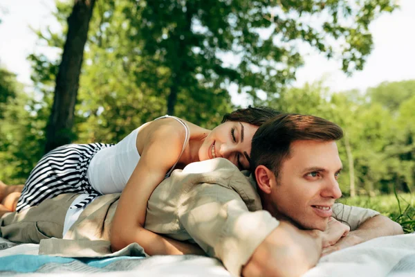 在阳光明媚的日子里 在公园户外约会的幸福夫妇的肖像 浪漫夫妇躺在草地上的毯子在大自然的背景野餐 情人节愉快的关系 — 图库照片