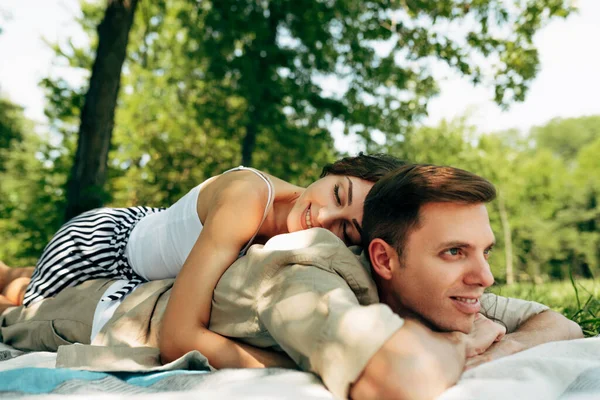 Porträtt Lyckligt Par Kärlek Dating Utomhus Parken Solig Dag Romantiskt — Stockfoto