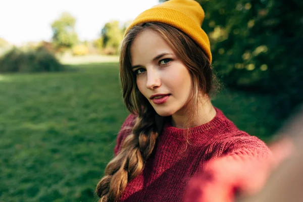 Autorretrato Una Hermosa Joven Rubia Sonriendo Mirando Cámara Vistiendo Suéter —  Fotos de Stock