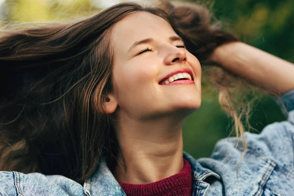 Retrato Close Bela Jovem Mulher Sorrindo Amplamente Com Sorriso Dente — Fotografia de Stock