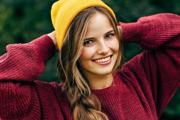 Portrait Blonde Young Woman Smiling Broadly Healthy Toothy Smile Wearing — Stock Photo, Image