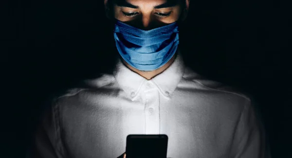 Retrato Primer Plano Joven Guapo Usando Máscaras Médicas Usando Teléfono — Foto de Stock