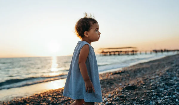 Imagem Horizontal Menina Bonito Vestindo Vestido Andando Costa Mar Fundo — Fotografia de Stock