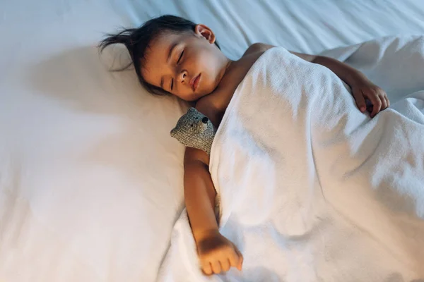 Imagen Una Linda Niña Durmiendo Una Cama Blanca Por Noche — Foto de Stock