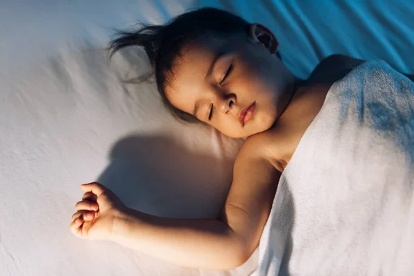 Κοντινό Πλάνο Εικόνα Του Χαριτωμένο Κοριτσάκι Κοιμάται Στο Λευκό Κρεβάτι — Φωτογραφία Αρχείου