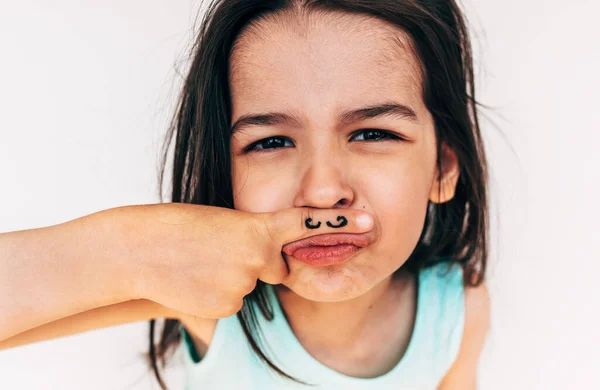 Retrato Close Menina Safada Faz Grimace Com Bigode Desenho Seu — Fotografia de Stock