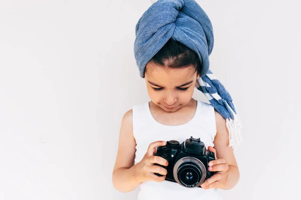Egy Kép Aranyos Kislányról Aki Turbánt Visel Fején Egy Fényképezőgéppel — Stock Fotó