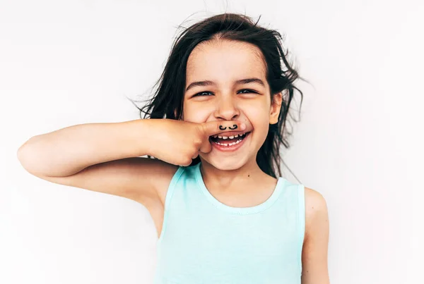 Menina Feliz Sorrindo Sorrindo Amplamente Com Bigode Desenho Seu Dedo — Fotografia de Stock