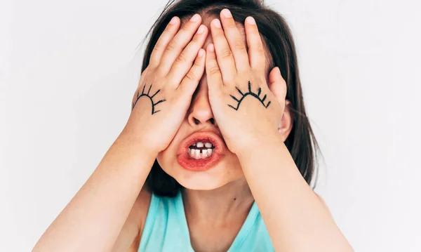 Nahaufnahme Porträt Eines Grimmigen Kleinen Mädchens Bedecken Ihre Augen Mit — Stockfoto
