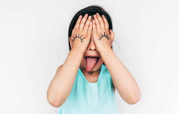 Innenporträt Des Kleinen Mädchens Lässt Fratzen Mit Herausgestreckter Zunge Ihre — Stockfoto