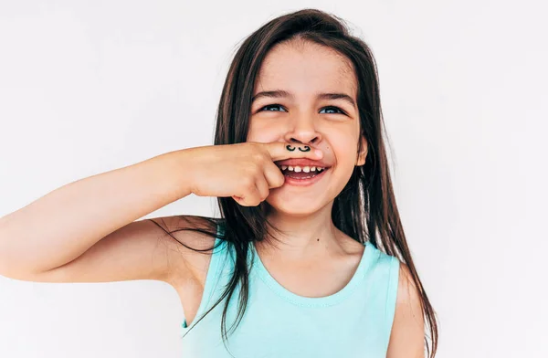 Innenporträt Eines Lustigen Kleinen Mädchens Das Grimmig Und Breit Lächelnd — Stockfoto