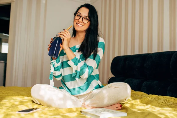 Happy Woman Wearing Transparent Eyeglasses Drinking Homemade Detox Juice While — Stock Photo, Image