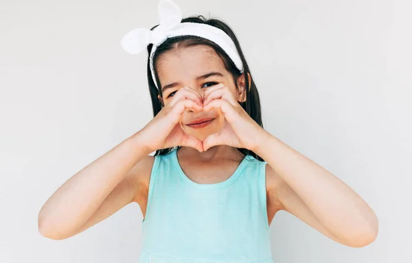 Retrato Close Menina Sorrindo Amplamente Fazendo Gesto Coração Vestindo Vestido — Fotografia de Stock