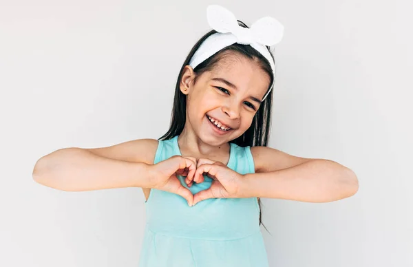 Imagem Estúdio Menina Feliz Sorrindo Amplamente Fazendo Gesto Coração Vestindo — Fotografia de Stock