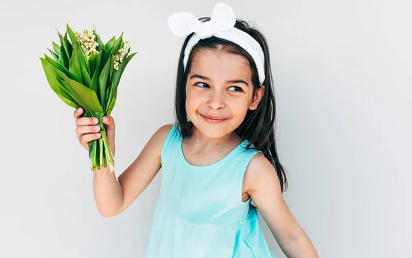 Retrato Bela Criança Segura Buquê Flores Brancas Para Sua Mãe — Fotografia de Stock